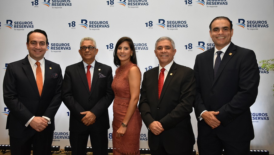 Jean Paul Quiroz, Osiris Mota, Patricia Vargas, Ludy Gonzalez y Carlos Gabriel Alma, directores ejecutivos de Seguros Reservas. (Foto: externa)