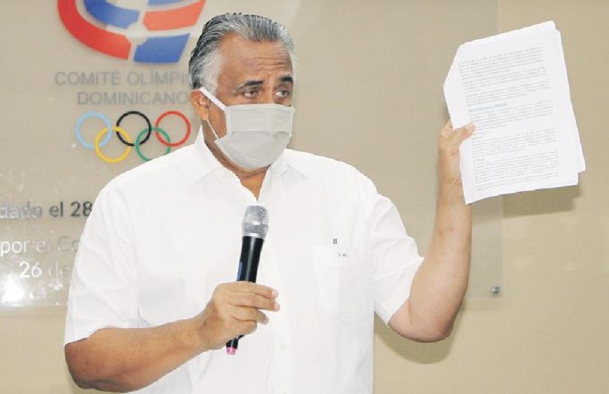 Luisín Mejía, presidente del Comité Olímpico Dominicano (COD), se dirige a los presentes en la reunión.