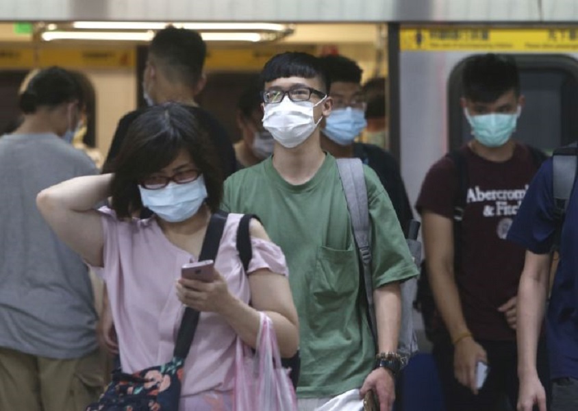 Gente con mascarillas para protegerse del coronavirus mientras viajan en metro en Taipei, Taiwán. (Fuente: AP/Chiang Ying-ying)
