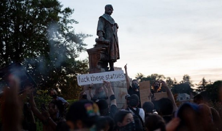 Manifestantes rodeando la estatua de Cristóbal Colón poco antes de derribarla en Richmond, Virginia. (foto PARKER MICHELS-BOYCE/AFP via Getty Images)