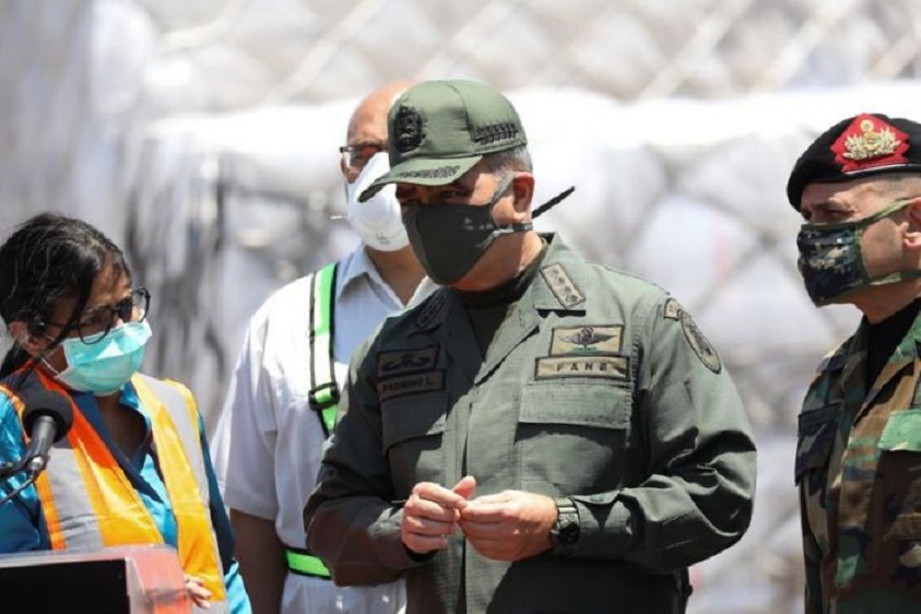 Ministro de Defensa de Venezuela, Vladimir Padrino, junto a la vicepresidenta del país, Delcy Rodríguez, y el comandante del Comando Estratégico Operativo, almirante Remigio Ceballos, en Caracas.