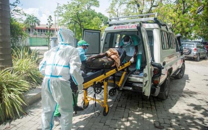 Un paciente con coronavirus llega en camilla al centro médico GHESKIO en Puerto Príncipe. (Fuente: EFE)