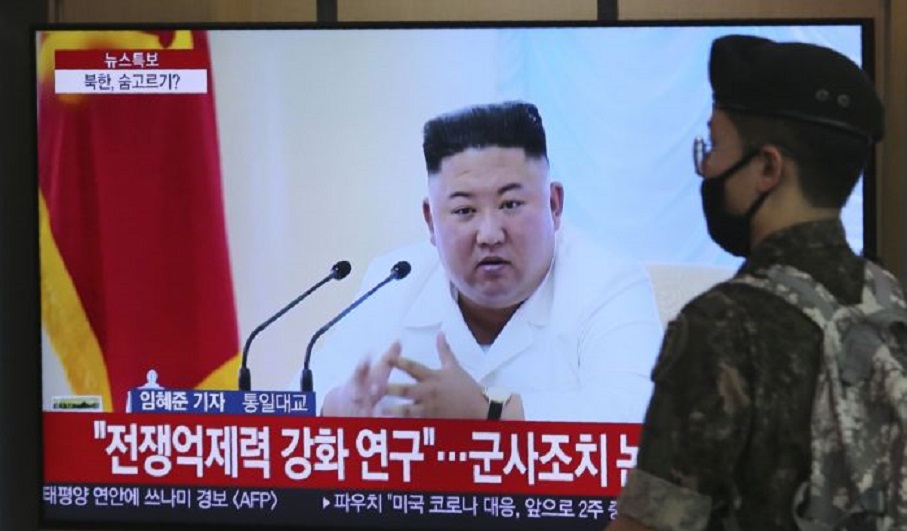 Soldado surcoreano pasa por delante de un televisor que muestra una imagen de archivo del líder de Corea del Norte, Kim Jong (Fuente: AP /Ahn Young-joon)