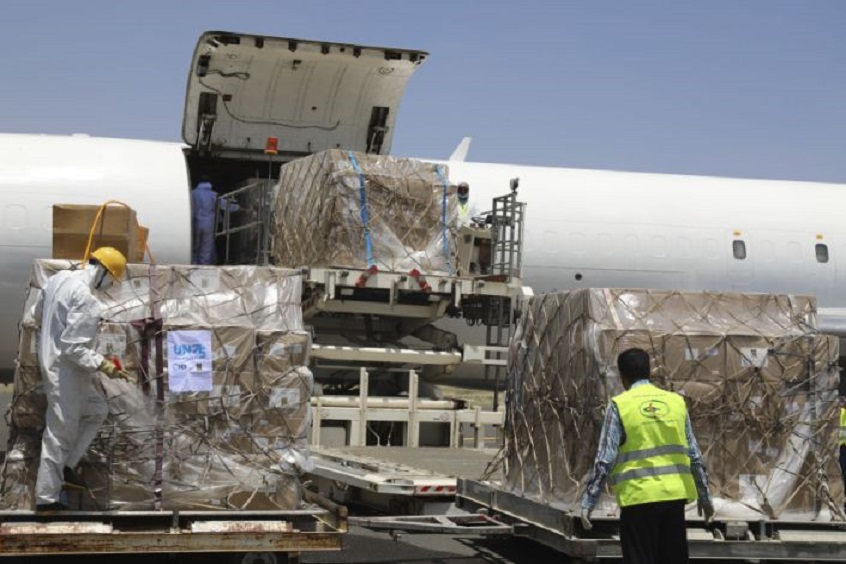 Trabajadores descargan cajas de material médico a su llegada al aeropuerto de Saná, Yemen. (Fuente: OMS vía AP)