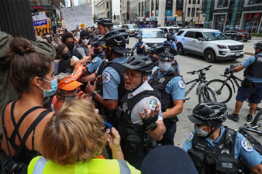 Activistas marchan por la zona The Loop de Chicago en protesta por el emplazamiento de agentes federales en Chicago. (Fuente: Armando L. Sanchez/Chicago Tribune vía AP)
