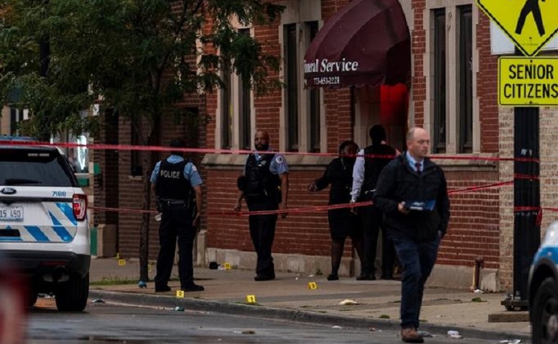 Agentes policiales investigan la escena donde personas fueron baleadas en el vecindario de Gresham de Chicago. (Fuente: Tyler Lariviere/Chicago Sun-Times)