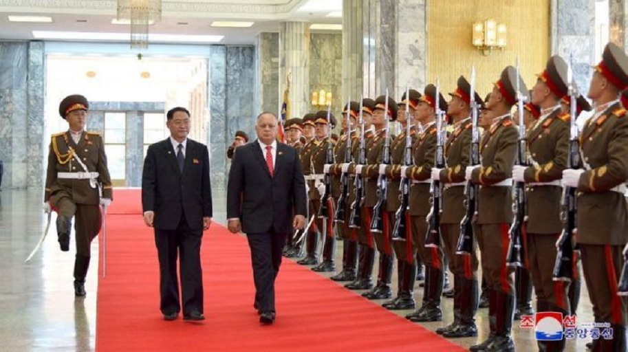 Diosdado Cabello, pasando revista a una guardia de honor durante una visita a Pyongyang, Corea del Norte.