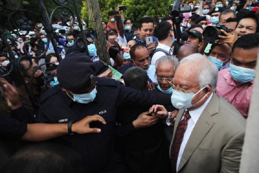 El ex primer ministro malasio condenado a 12 años de cárcel por corrupción.