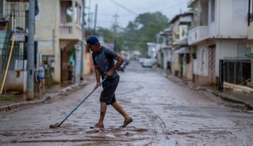 Isaías golpeó Puerto Rico con fuertes vientos y lluvias.
