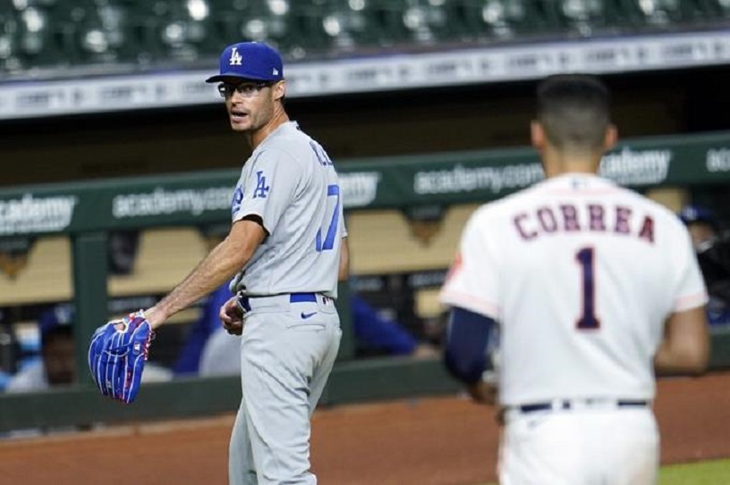 Joe Kelly, de los Dodgers de Los Ángeles, discute con Carlos Correa, de los Astros de Houston. (Fuente: David J. Phillip/AP)