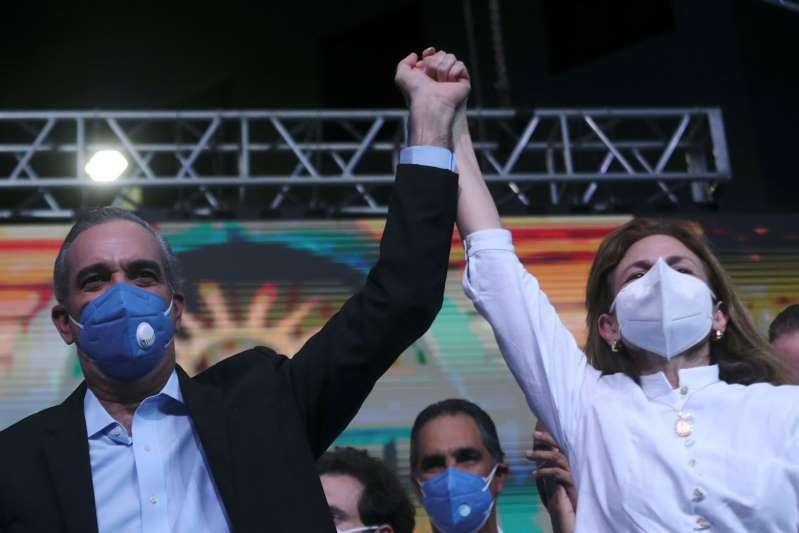 Luis Abinader celebra con su compañera de fórmula Raquel Peña (Fuente: Ricardo Rojas/ Reuters)