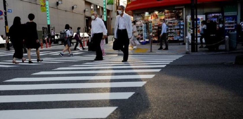 Peatones con mascarillas en el centro de Tokio, Japón.
