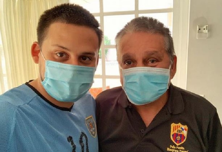 Roberto Durán, recuperado del COVID-19, junto a su hijo Brambi.