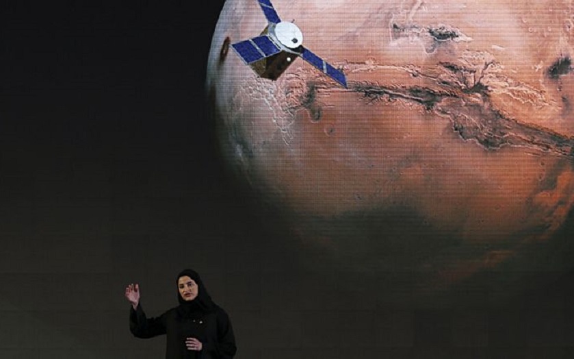 Sarah Amiri, subdirectora de proyecto de la misión a Marte de Emiratos Árabes Unidos, habla sobre el proyecto Amal o "Esperanza". (Fuente: Kamran Jebreili/AP)