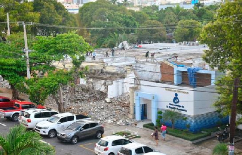 Obreros trabajan en la demolición de una estructuras para dar paso a la construcción del supuesto un hotel valorado en RD$1,500 millones.