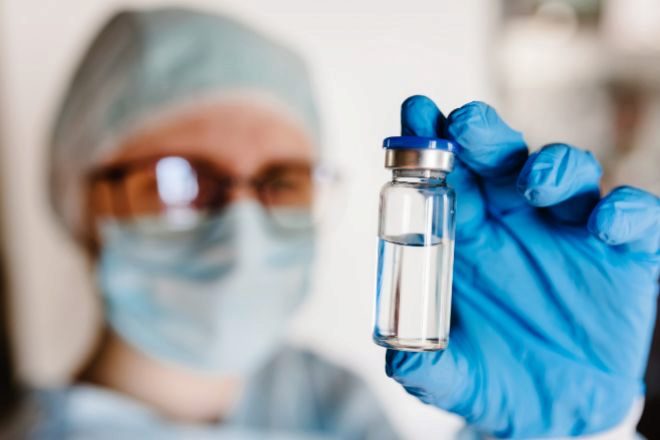 Reino Unido desarrolla vacuna contra COVID-19 para 2021.
