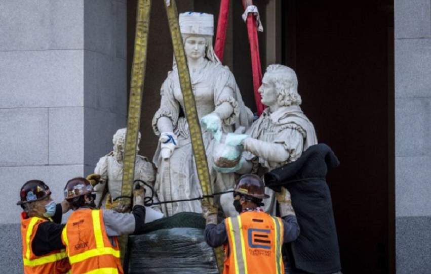 Unos trabajadores retiran una estatua de Cristóbal Colón y la reina Isabel I de Castilla del Capitolio estatal, en California. (Fuente: Daniel Kim/The Sacramento Bee via AP)