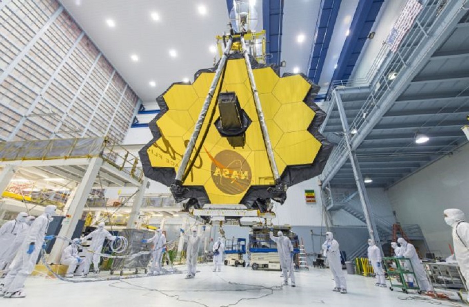 Técnicos elevan el espejo ensamblado del Telescopio Espacial James Webb mediante una grúa dentro del Centro de Vuelo Espacial Goddard de la NASA en Greenbelt. (Fuente: Desiree Stover/NASA vía AP)