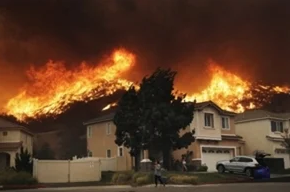 Autoridades de California continúan evacuaciones ante el avance de los incendios
