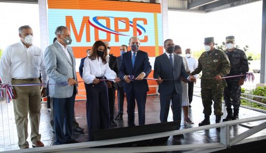 El presidente Danilo Medina al momento de inaugurar la terminal de autobuses.