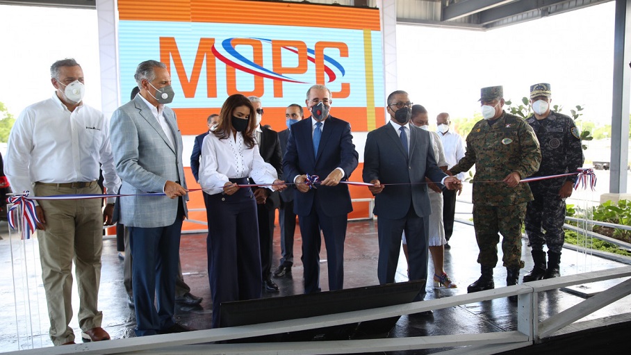 El presidente Danilo Medina al momento de inaugurar la terminal de autobuses.