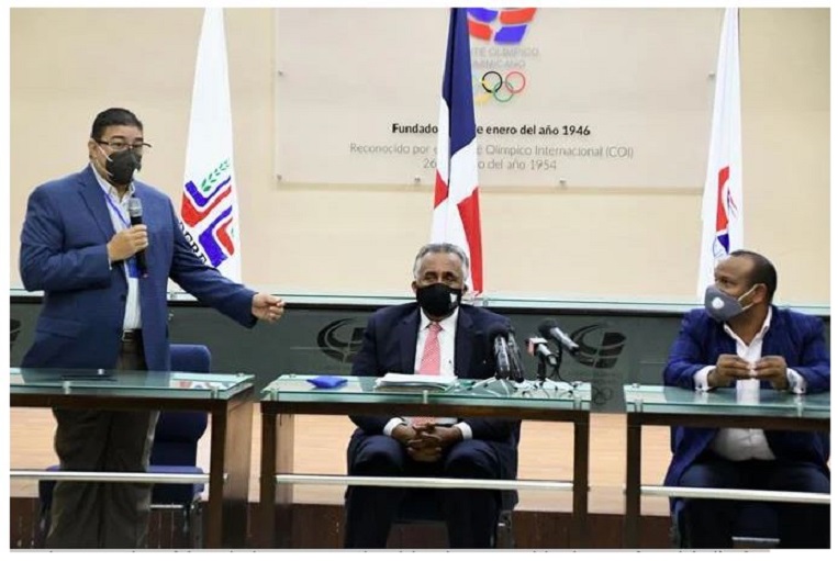 Francisco Camacho, ministro de Deportes, visita al Comité Olímpico Dominicano.