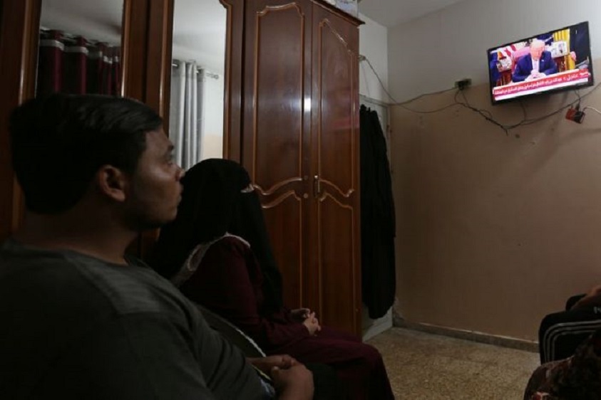 Los palestinos ven en televisión las noticias sobre el acuerdo de los Emiratos Árabes Unidos con Israel.