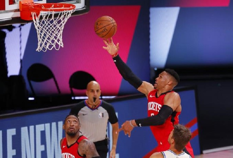 Russell Westbrook, de los Houston Rockets, se eleva para un tiro.