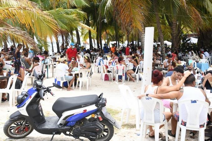 Bañistas irrespetan distanciamiento físico en playa de Boca Chica.