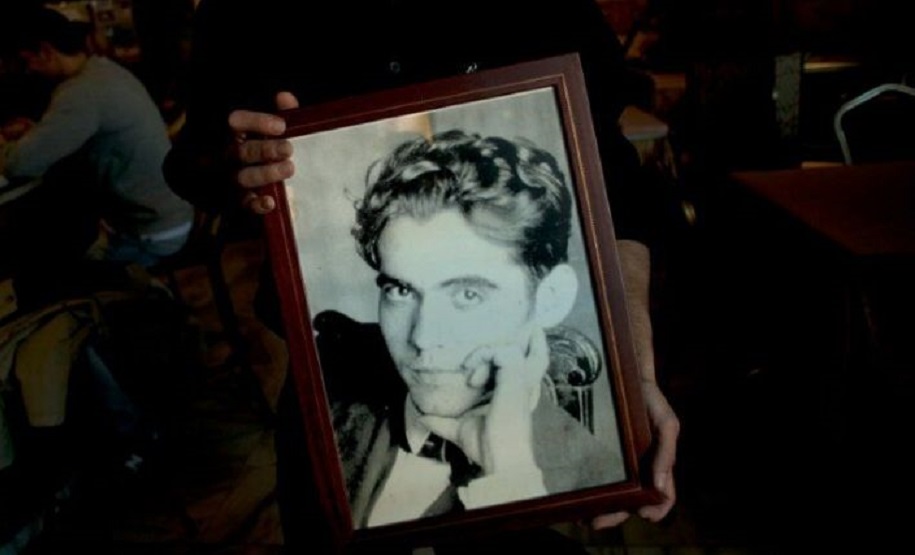 Un hombre muestra un retrato de Federico García Lorca en un restaurante de Alfacar, donde se cree que está enterrado. (Fuente: AFP)
