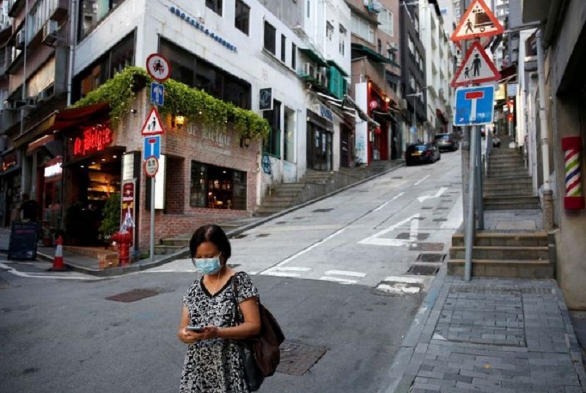 Una mujer con una mascarilla en Hong Kong, China. (Fuente: Reuters)