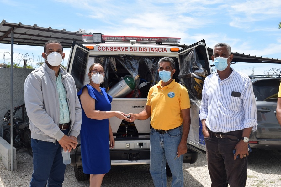 SNS entrega ambulancia a hospital de Pedernales.