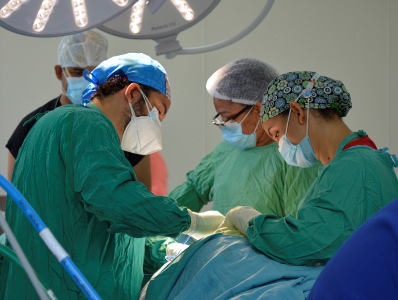 MédicosHospital Materno Reynaldo Almánzar realizan cirugías obstétricas.