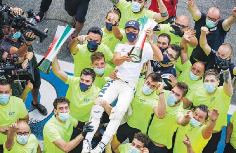 Pierre Gasly celebra junto a su equipo Alpha-Tauri tras ganar su primer Gran Premio de la Fórmula Uno.