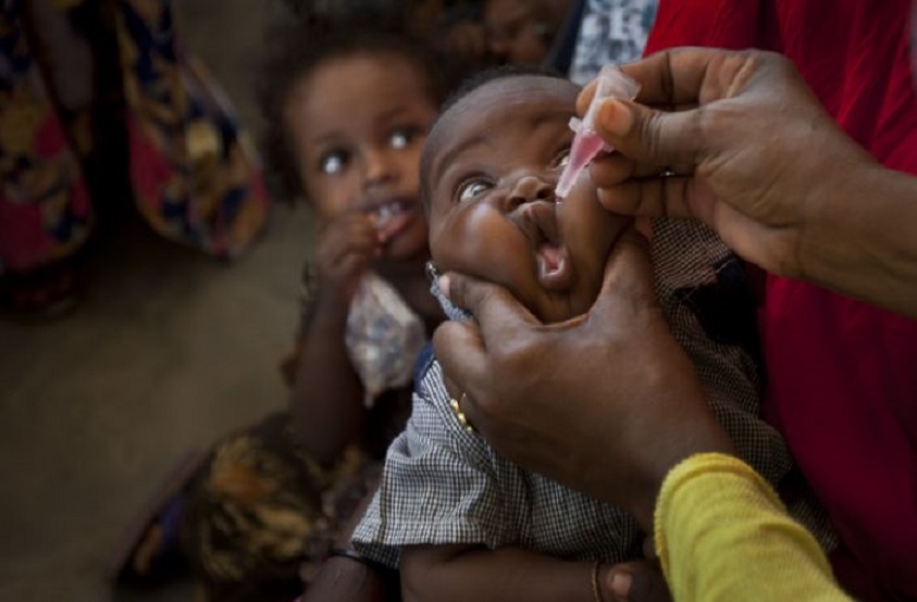 Un bebé somalí recibe una vacuna contra la polio. (Foto: Ben Curtis, File/AP)