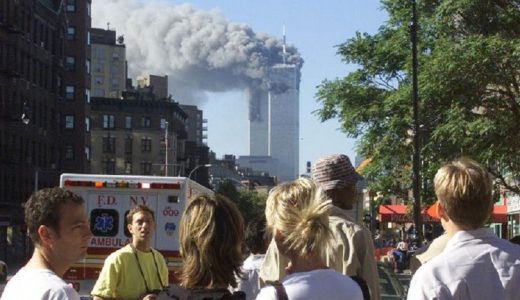 La gente observa las columnas de humo de las dos torres del World Trade Center. (Fuente: Reuters / Peter Morgan)