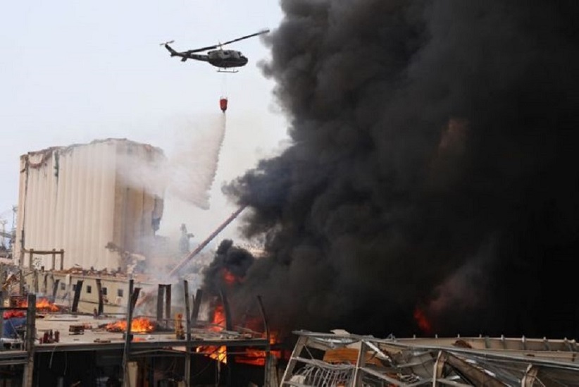 Un helicóptero intenta apagar el incendio desatado en la zona del puerto de Beirut, Líbano. (Fuente: Reuters)