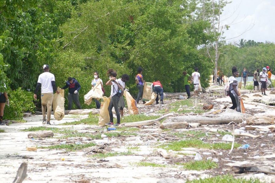 Boca Chica inicia programa de recogida de basura.