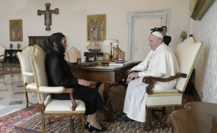 Beatriz Gutiérrez Müller entrega al Papa carta de AMLO