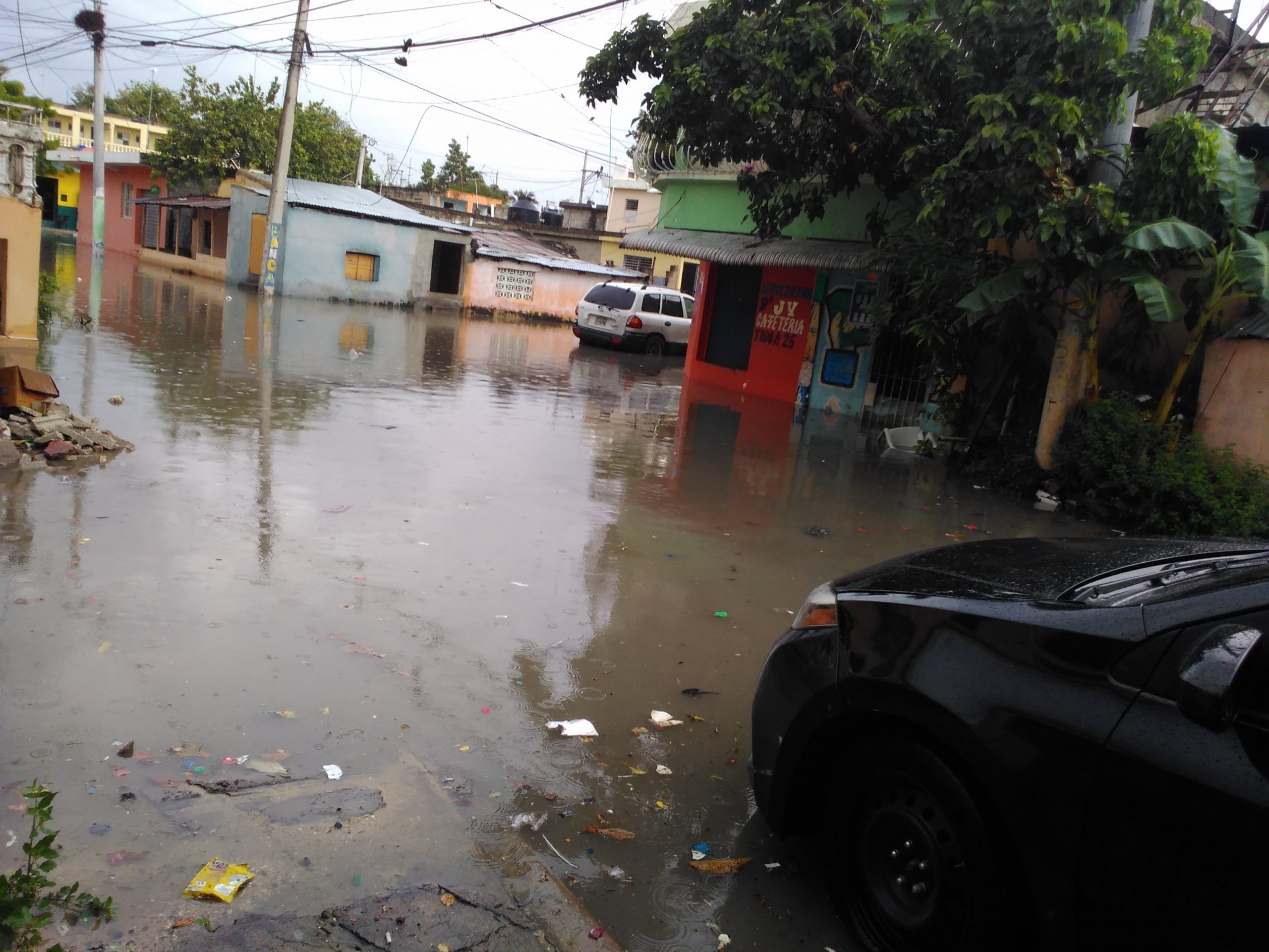 Mientras el mar los baña, la lluvia los ahoga: vecinos de Los Frailes piden ayuda cabildo SDE