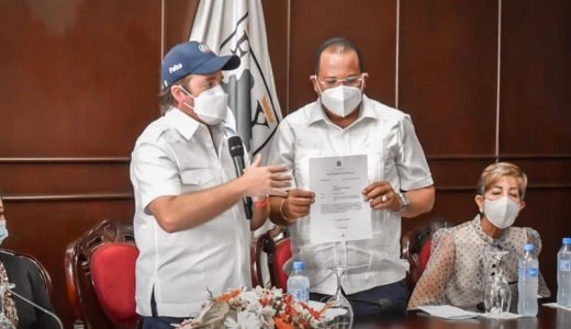  El ministro Administrativo de la Presidencia José Ignacio Paliza entrega el cheque. (Fuente: Presidencia)