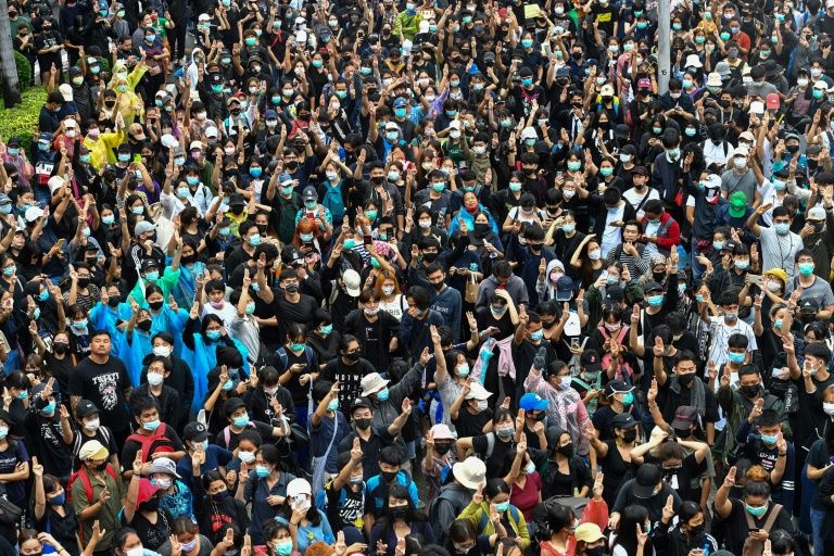 Miles de manifestantes en Tailandia siguen desafiando la prohibición de reunirse