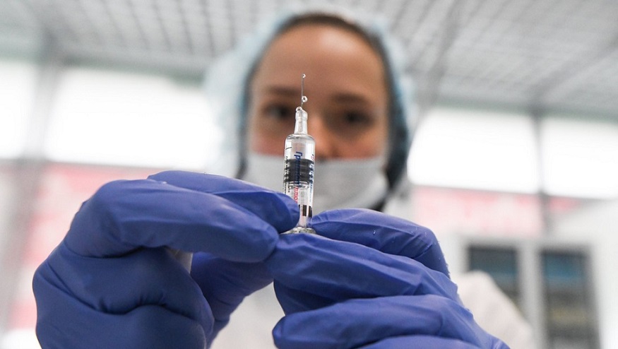 Rusia detiene ensayos de vacuna COVID-19.