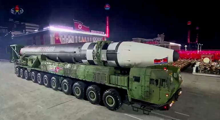 Corea del Norte exhibe misil intercontinental.