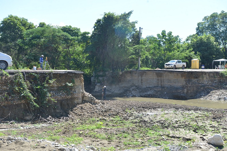 Obras Públicas inicia construcción de puente en Azua.