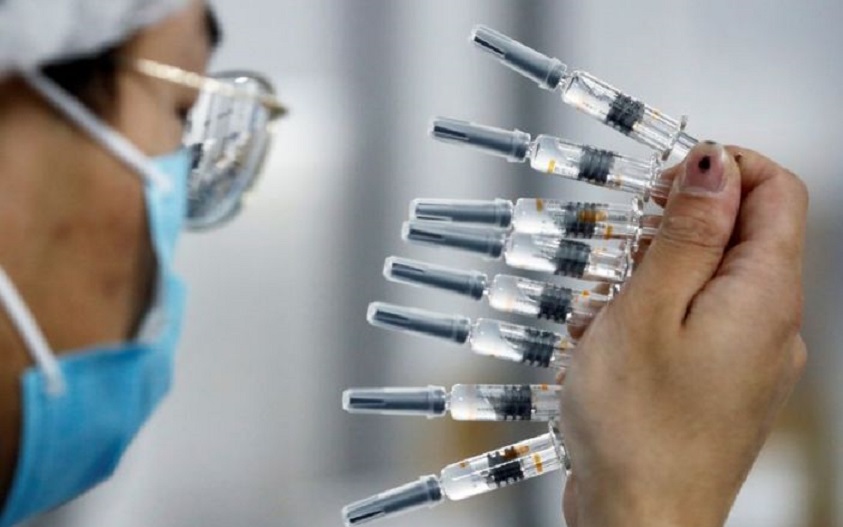 Un trabajador realiza un control de calidad en las instalaciones del fabricante chino de vacunas Sinovac Biotech en Pekín, China. (Fuente: Reuters)