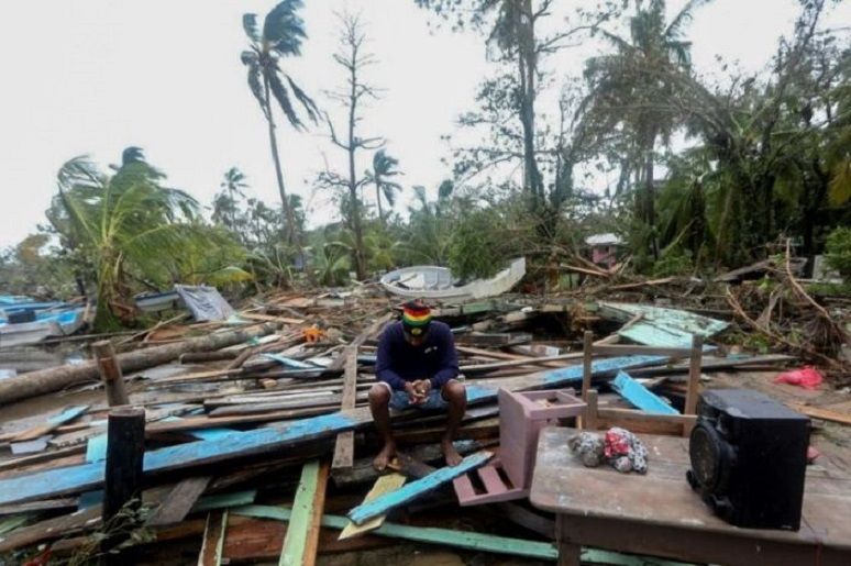 Un hombre observa los daños causados por el huracán Eta en Bilwi (Puerto Cabezas), Nicaragua.