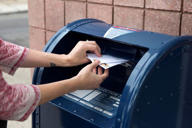 Ciudadanos ejercen voto por correo en EE.UU.