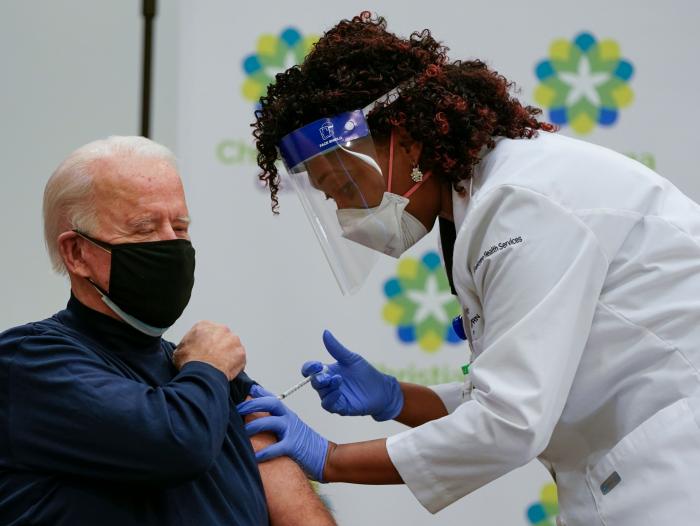 Joe Biden se vacuna contra la COVID-19.