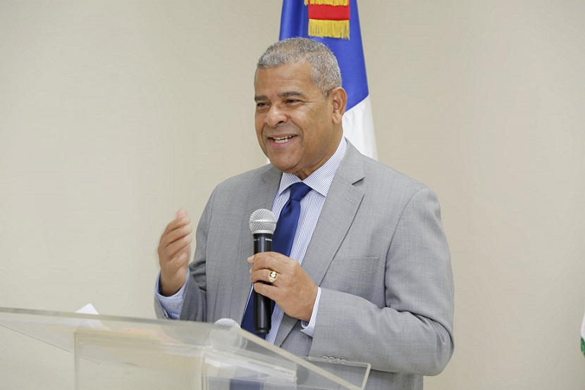 Darío Castillo Lugo felicita servidores públicos en su día.